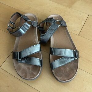 Vionic Kayan Metallic Pewter Leather Ankle Strap Sandals Sz 8